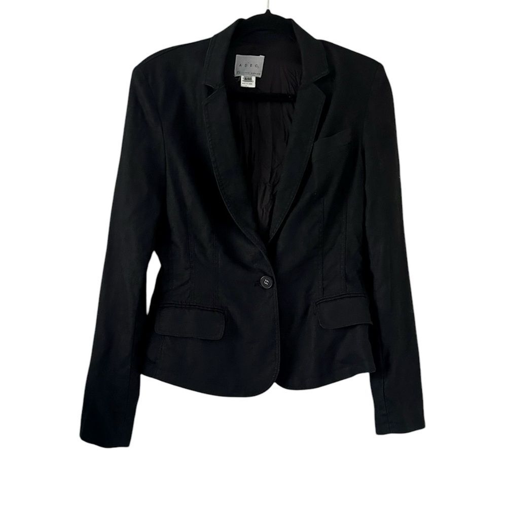 I am only reposhing because this jacket is a bit small for me.